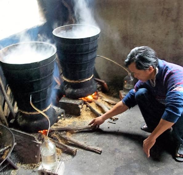 công đoạn chưng cất trong nấu rượu truyền thống