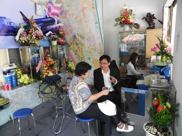 nhân viên ohido tư vấn cho khách hàng về máy lọc nước