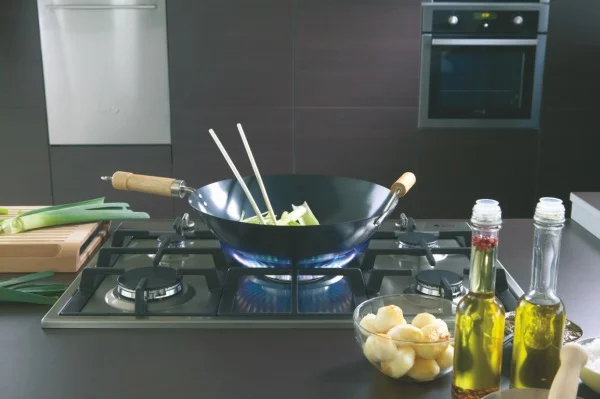 Bếp gas là vật dụng không thể thiếu để có những bữa ăn ngon dịp Tết