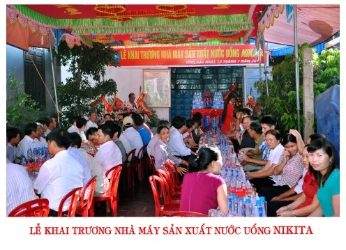 Đông đảo bà con nhân dân trong vùng cũng đến tham dự lễ khai trương để ủng hộ nước đóng bình Nikita bà conđến tham dự lễ khai trương nước đóng bình Nikita